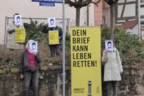 Am Platz der Menschenrechte in Gelnhausen führte die Amnesty-Gruppe Gelnhausen 2022 eine Solidaritätsaktion für die türkische Rechtsanwältin und Menschenrechtsverteidigerin Eren Keskin durch. Sie engagiert sich seit Jahrzehnten für Menschenrechte und Minderheiten in der Türkei und wird deswegen von vielen Seiten unter Druck gesetzt. Immer wieder erhält die Menschenrechtsverteidigerin Morddrohungen, sie wurde mehrfach gewaltsam angegriffen. Auch die über 120 Strafverfahren, die gegen sie wegen ihres Einsatzes für Meinungsfreiheit eingeleitet wurden, bringen sie nicht aus der Ruhe.
